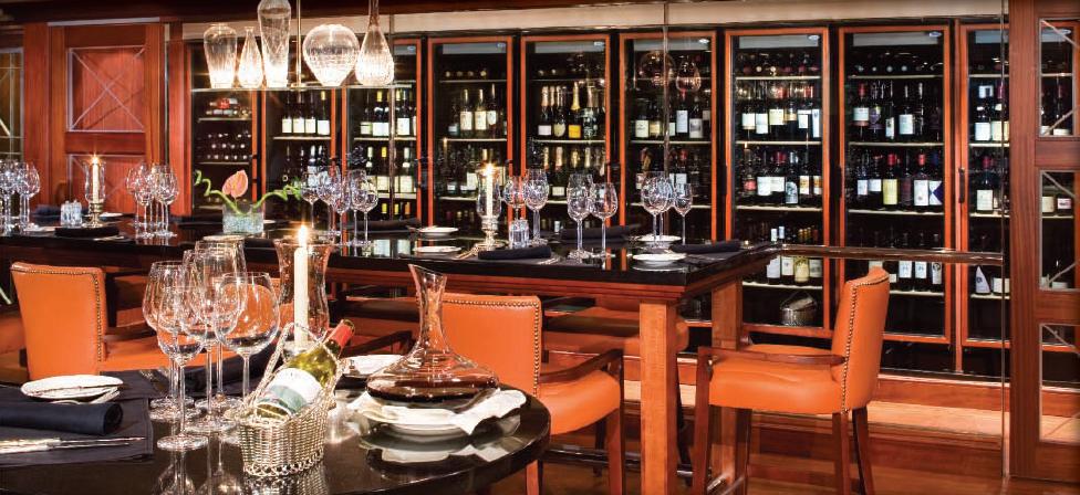 El exclusivo Wine Cellar Restaurant con su espléndida bodega con vinos de todo el mundo AZAMARA CRUISES WINE CELLAR RESTAURANT