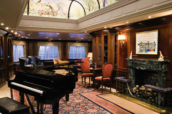 El Michael´s Club con su espectacular vidriera de temas naturales MICHAELS CLUB LOUNGE BAR AZAMARA CRUISES