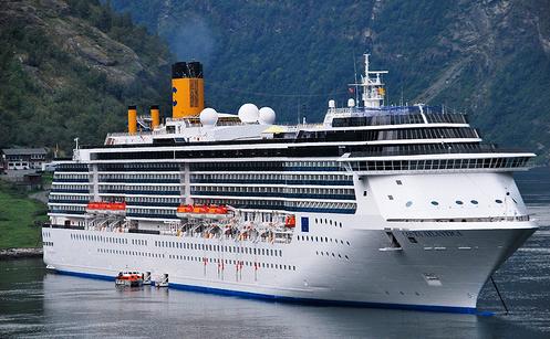 El Costa Atlantica fondeando en el Fiordo de Geiranger (Noruega) COSTA ATLANTICA FIORDOS NORUEGOS NORWAY FJORDS CRUCEROS NORTE DE EUROPA