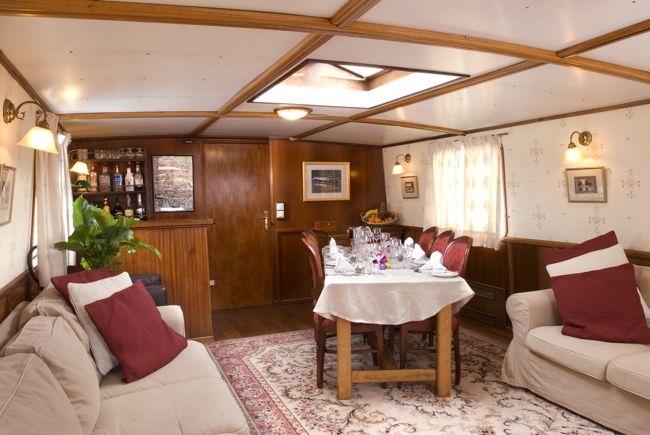 El encantador Salón del "L´Art de Vivre" combina confort y elegancia al más puro estilo francés... CRUCEROS FLUVIALES FRANCIA L ART DE VIVRE CANAL NIVERNAIS OFERTA DESCUENTOS EUROPEAN WATERWAYS CRUCERO DE LUJO CANALES DE FRANCIA BORGOÑA BOURGOGNE HOTEL BARGE ART DE VIVRE ELEGANTES