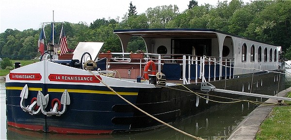 La Barcaza "La Renaissance" atracada en el Canal du Briare CRUCEROS FLUVIALES CANALES DE FRANCIA CANAL DE BRIARE CANAL DU LOING CRUCEROS FAMILIA CRUCEROS LA RENAISSANCE CRUCEROS OFERTA CRUCEROS BARCAZA DE LUJO CRUCEROS EN FAMILIA CRUCEROS EN GRUPO CRUCEROS CON AMIGOS CRUCEROS BORGOÑA