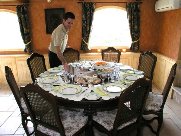 El elegante comedor de la Barcaza "La Renaissance" preparado para una suculenta comida... CRUCEROS FLUVIALES CANALES DE FRANCIA CANAL DE BRIARE CANAL DU LOING CRUCEROS FAMILIA CRUCEROS LA RENAISSANCE CRUCEROS OFERTA CRUCEROS BARCAZA DE LUJO CRUCEROS EN FAMILIA CRUCEROS EN GRUPO CRUCEROS CON AMIGOS CRUCEROS BORGOÑA COCINA FRANCESA DE LUJO