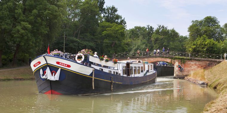 Disfrute del paisaje del Canal de Garonne y de sus extraordinarios monumentos viajando a bordo de la Barcaza "Rosa" y disfrutando del lujo de su atención y gastronomía a bordo... CRUCEROS FLUVIALES CANALES DE FRANCIA CANAL DE GARONNE ROSA HOTEL BARGE DESCUENTOS OFERTAS CRUCEROS EN FAMILIA CRUCEROS EN GRUPO ALQUILER CHARTER DE CRUCEROS BARCOS PRIVADOS CRUCEROS SUR DE FRANCIA