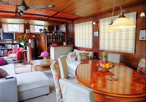 La zona de comedor del Salón de la Barcaza "Rosa" CRUCEROS FLUVIALES CANALES DE FRANCIA ROSA BOURDEAUX BARGE CRUCEROS FLUVIALES DE LUJO CHARTER CRUCEROS FAMILIARES CRUCEROS EN GRUPO CRUCEROS CON AMIGOS