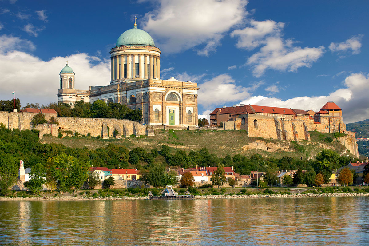 Esztergom (Hungría) CRUCEROS FLUVIALES HUNGRIA ESZTERGOM BUDAPEST HUNGARY CRUISES DANUBE RIVER CRUISES DONAU