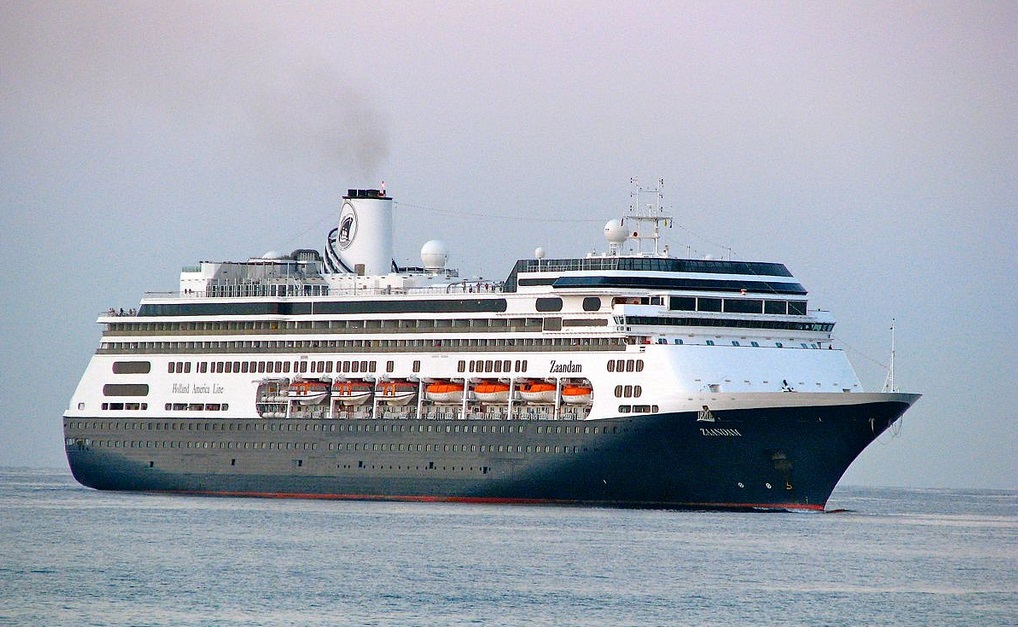 El MS Zaandam fondeando en Hawaii (USA) CRUCEROS MS ZAANDAM HOLLAND AMERICA CRUCEROS EXOTICOS CRUCEROS DE EXPLORACION AVENTURA EN CRUCERO HAWAII SUDAMERICA CENTROAMERICA