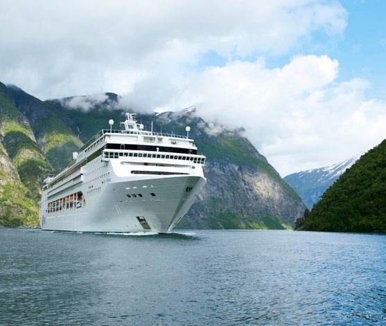 Nuestro buque navegando por el bello Fiordo de Geiranger (Noruega) CRUCEROS MSC FIORDOS NORUEGOS CRUCEROS NORTE DE EUROPA CRUCEROS OFERTA MSC FAMILIAS