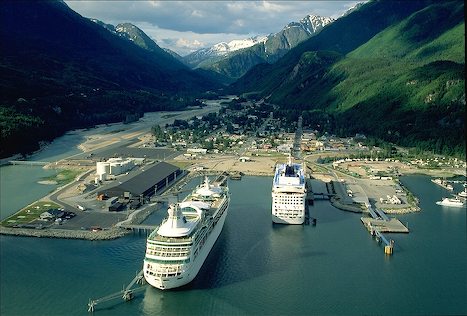 Bella imagen de Skagway con las enormes montañas al fondo y los cruceros atracados en puerto