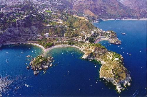 La escarpada costa de Sicilia crea bellas bahias y acantilados
