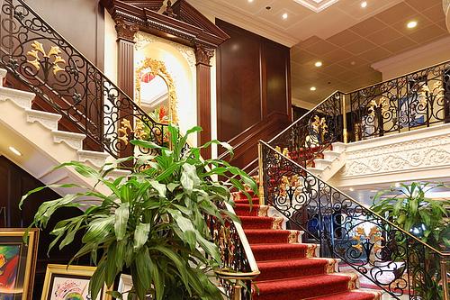 El elegante Atrium del Ocean Princess El elegante Atrium del Ocean Princess