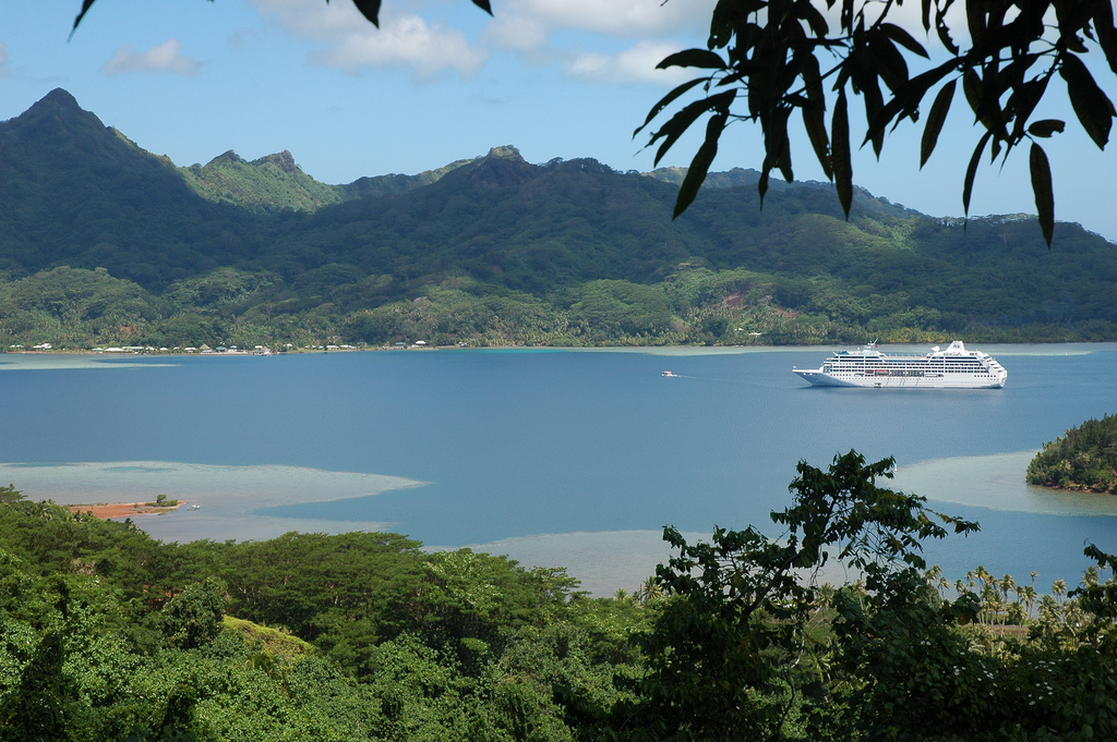 Nuestro buque el OCEAN PRINCESS fondeando en la increible isla de Huahine (Polinesia) CRUCEROS POLINESIA HUAHINE ISLAS SOCIEDAD CRUCEROS PACIFICO SUR CRUCEROS PARADISIACOS CRUCEROS VIAJES DE NOVIOS CRUCEROS DE LUJO PACIFIC CRUISES POLYNESIA CRUISES CRUCEROS POLINESIA OFERTAS OCEAN PRINCESS CRUCEROS PRINCESS PACIFICO SUR SOUTH PACIFIC PRINCESS