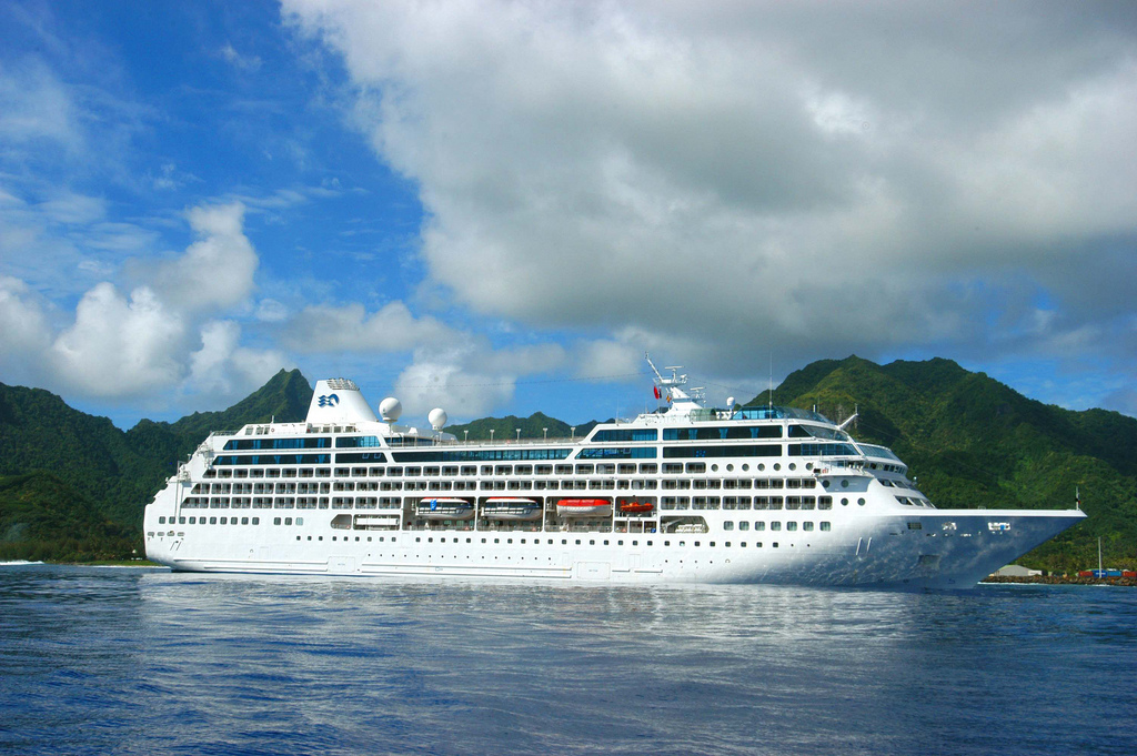 El elegante Pacific Princess fondeando en Bora Bora (Polinesia) CRUCEROS PACIFIC PRINCESS POLINESIA BORA BORA PACIFICO SUR VIAJES DE NOVIOS CRUCERO PRINCESS BORA BORA PACIFICO SUR POLINESIA CRUISES POLYNESIA ISLAS COOK PRINCESS