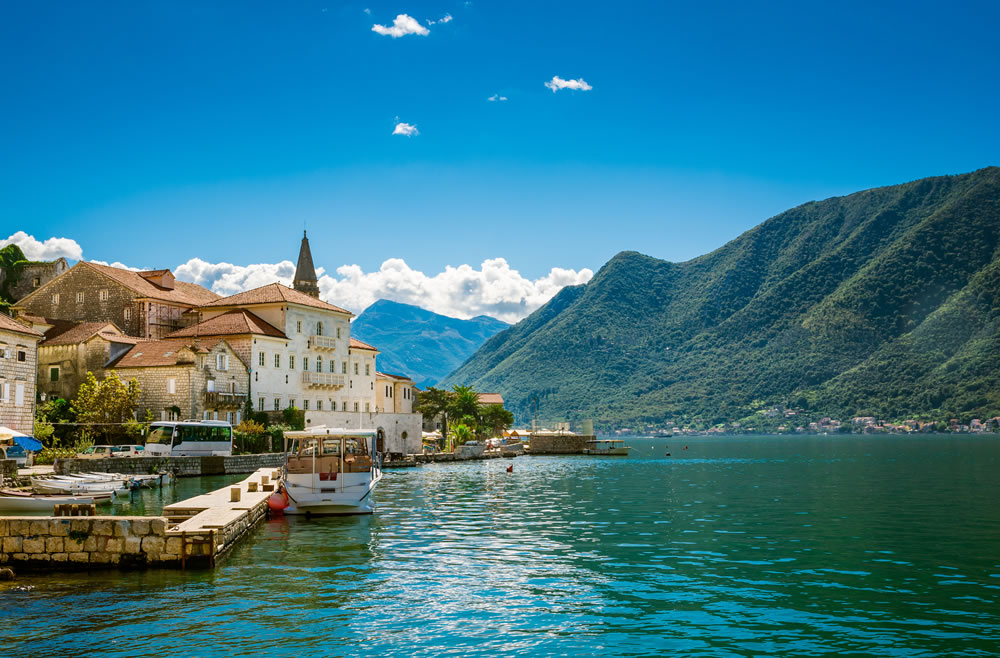 Kotor, una de las más bellas escalas de este crucero, ubicado en la costa de Montenegro, en un Fiordo Natural que lo convierten en uno de los más bellos puertos del Adriático CRUCEROS RONDO VENECIANO KOTOR MONTENEGRO CRUCEROS TODO INCLUIDO PULLMANTUR CRUCEROS CROACIA CRUCEROS ADRIATICO CRUCEROS MEDITERRANEO ORIENTAL TODO INCLUIDO CRUCEROS CON VUELOS INCLUIDOS