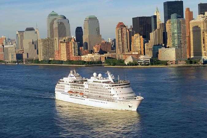 El elegante y exclusivo Regent Seven Seas Navigator saliendo de New York
