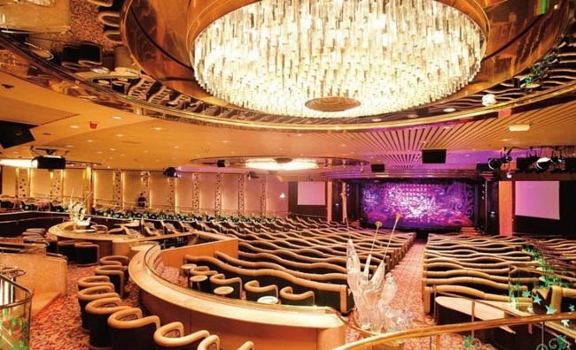 El Teatro del Legend of the Seas les ofrece un espectáculo nuevo cada noche. CRUCEROS LEGEND OF THE SEAS EUROPA NORTE DE EUROPA CRUCEROS FIORDOS NORUEGOS ROYAL CARIBBEAN CAPITALES BALTICAS ROYAL CARIBBEAN
