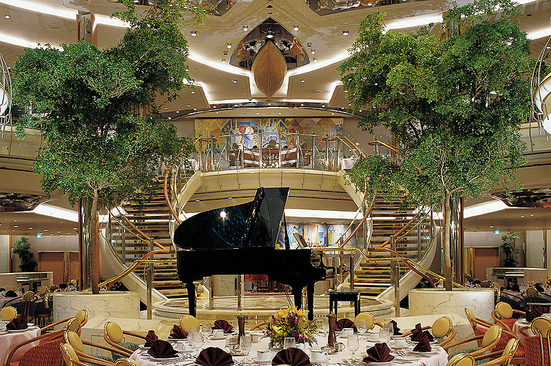 Restaurante Principal "Romeo & Juliet" a bordo del Legend of the Seas CRUCEROS NORTE DE EUROPA ROYAL CARIBBEAN CRUCEROS LEGEND OF THE SEAS CRUCEROS BALTICO CRUCEROS FIORDOS NORTH EUROPE CRUISES ROYAL CARIBBEAN EUROPE CRUISES MAR BALTICO CRUCEROS