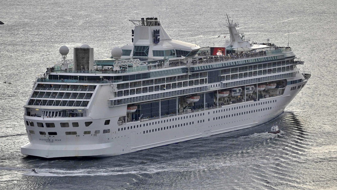 Bella silueta del Splendour of the Seas zarpando al atardecer... CRUCEROS ROYAL CARIBBEAN SPLENDOUR OF THE SEAS CRUCEROS MEDITERRANEO CRUCEROS GRECIA CRUCEROS TURQUIA CRUCEROS VENECIA CRUCEROS MEDITERRANEO SPLENDOUR OF THE SEAS CRUCEROS OFERTA CRUCEROS FAMILIAS