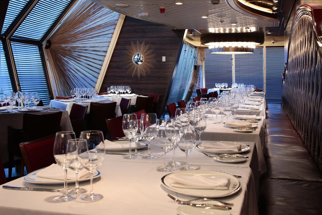 El elegante y exclusivo Restaurante "Chops Grille" donde se sirve la mejor carne a la brasa del barco... no se lo pierda! CRUCEROS ROYAL CARIBBEAN SPLENDOUR OF THE SEAS CRUCEROS MEDITERRANEO CRUCEROS GRECIA CRUCEROS TURQUIA CRUCEROS VENECIA CRUCEROS MEDITERRANEO SPLENDOUR OF THE SEAS CRUCEROS OFERTA CRUCEROS FAMILIAS