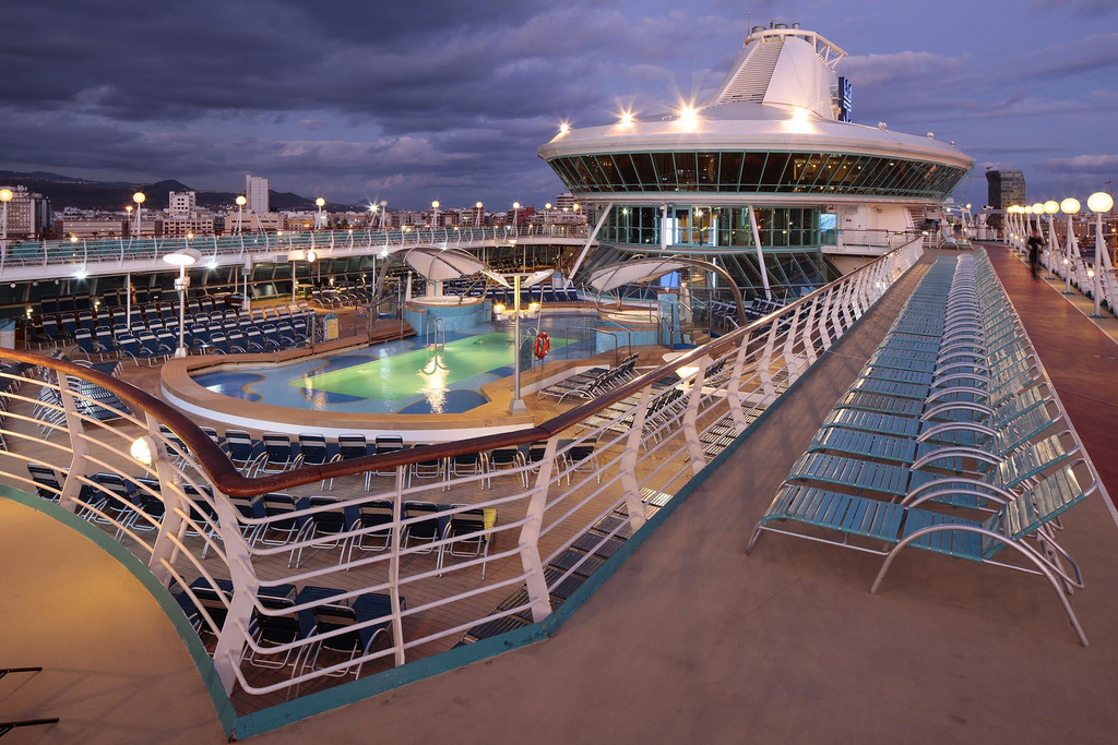 La piscina del Splendour of the Seas al atardecer... CRUCEROS ROYAL CARIBBEAN SPLENDOUR OF THE SEAS CRUCEROS MEDITERRANEO CRUCEROS GRECIA CRUCEROS TURQUIA CRUCEROS VENECIA CRUCEROS MEDITERRANEO SPLENDOUR OF THE SEAS CRUCEROS OFERTA CRUCEROS FAMILIAS