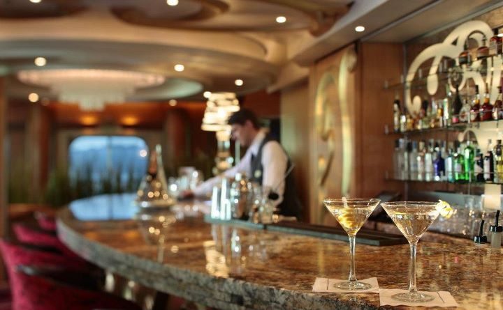 El refinado R Bar, uno de los bares más encantadores del Splendour of the Seas... no deje de probar sus Martinis...! CRUCEROS ROYAL CARIBBEAN SPLENDOUR OF THE SEAS CRUCEROS MEDITERRANEO CRUCEROS GRECIA CRUCEROS TURQUIA CRUCEROS VENECIA CRUCEROS MEDITERRANEO SPLENDOUR OF THE SEAS CRUCEROS OFERTA CRUCEROS FAMILIAS R BAR