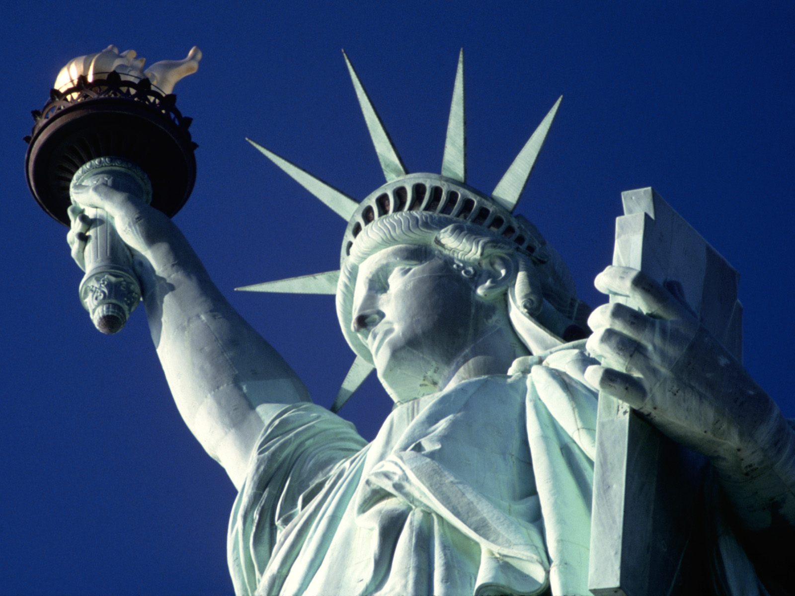 La estatua de la libertad recibe a los pasajeros que entran en barco a los EE.UU.