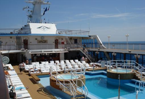 La soleada Piscina con sus confortables hamacas acolchadas