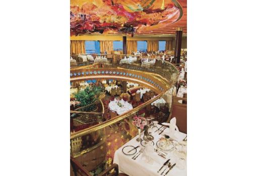 Imagen del elegante restaurante principal del barco