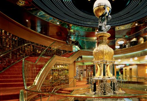 El elegante Atrium del barco decorado con antiguedades