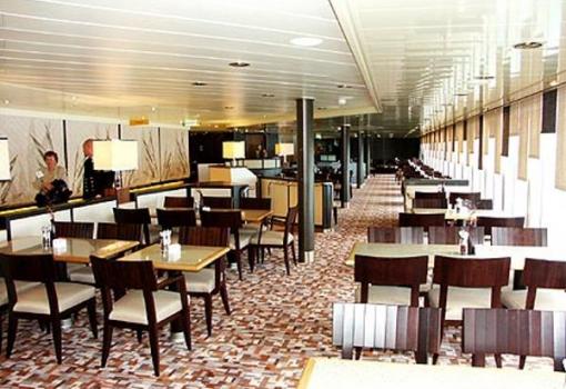 El luminoso buffet con espléndidas vistas