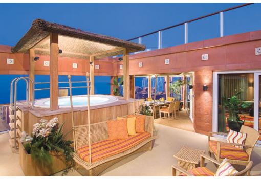 La Garden Villa tiene una terraza privada con Jacuzzi