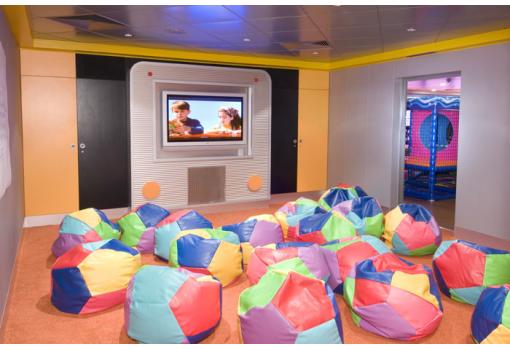 Los niños tienen hasta un pequeño cine para ellos