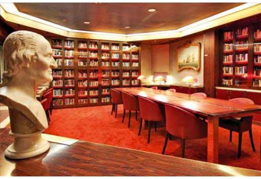 La relajante biblioteca, un remanso de paz a bordo