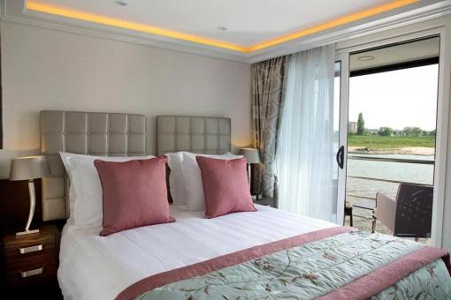 Cat. AA - Deluxe con Terraza y Balcón Francés