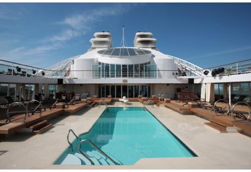 La piscina central del Seabourn Sojourn