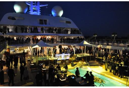 Fiesta a bordo del buque al caer la noche