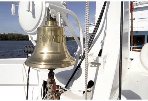 La clásica Campana de los buques de crucero fluvial
