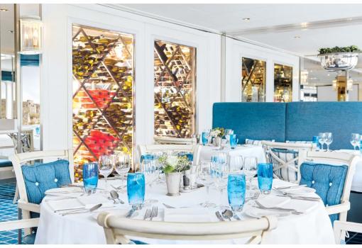 Una de las elegantes mesas del Restaurante del River Royale