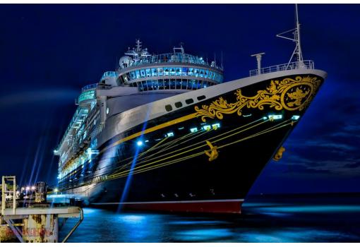 Nuestro buque, el Disney Magic, atracado en el Caribe