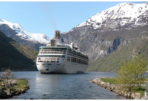 Aqui vemos al Vision of the Seas en Geiranger (Noruega)