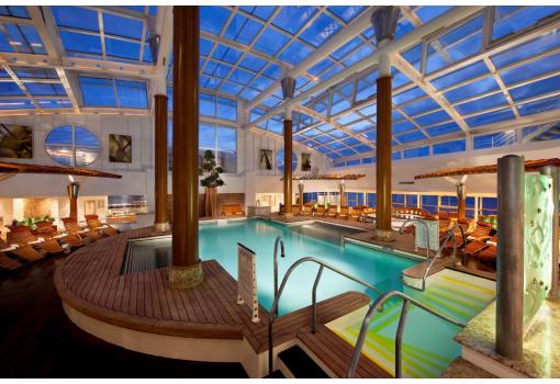 Piscina cubierta del Solarium del Celebrity Summit