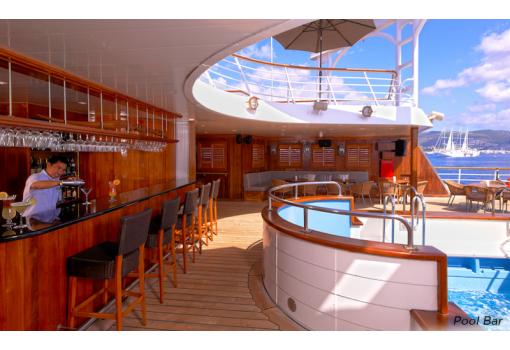 La piscina tiene un bar encantador: el Pool Bar