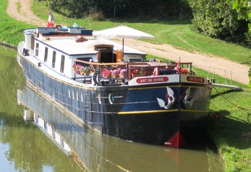 Una Gabarra de carga convertida en lujoso hotel flotante