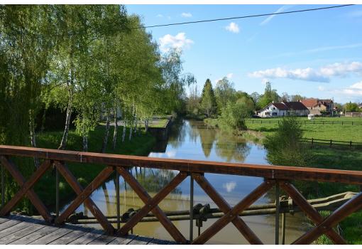 El bello Canal de Nivernais a su paso por Cercy la Tour