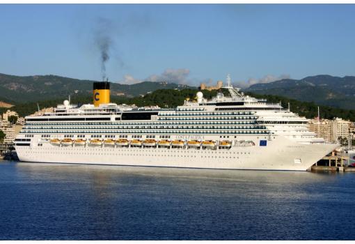 El Costa Pacifica atracado en el puerto de Mallorca (España)