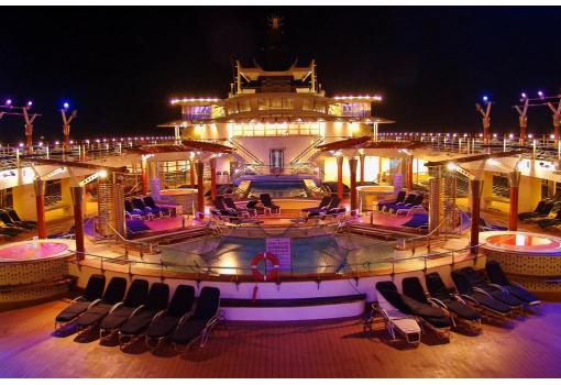 Piscina por la noche