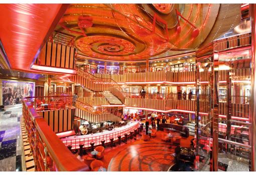 Su atrium es el centro del barco