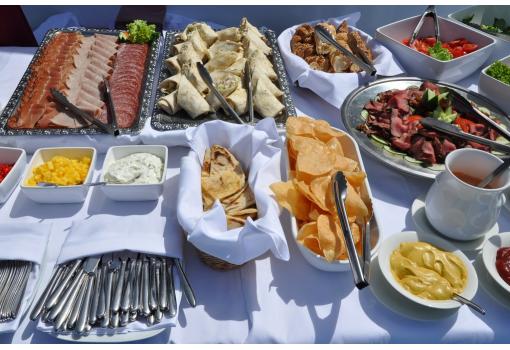 Buffet en cubierta en un día soleado