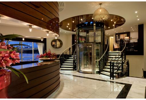 El buque nos recibe con un moderno y elegante Atrium