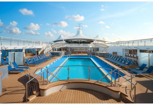 Las soleadas piscinas centrales del Norwegian Spirit