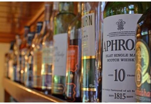 A bordo no falta el mejor whiskey